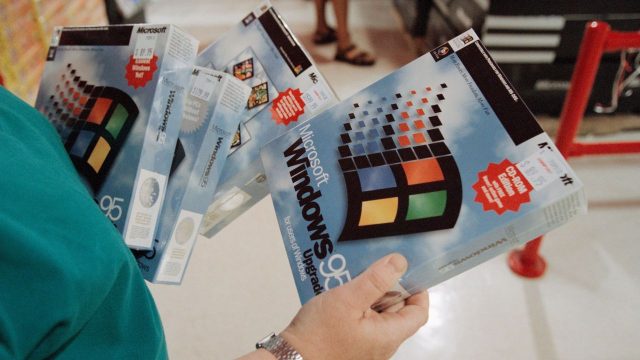 Game: Microsoft had to change the anti-piracy hologram on the Windows 95 box bec